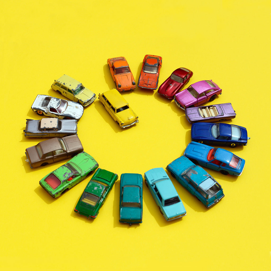 Kreisverkehr aus Modellautos Regenbogen