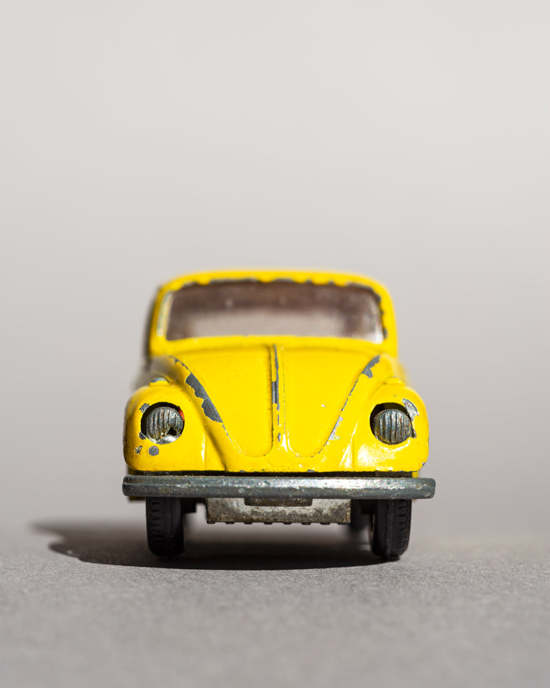 spielzeugauto fotografie vw käfer siku gelb