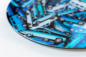 Blaue Autos hinter Acrylglas Kunstwerk 